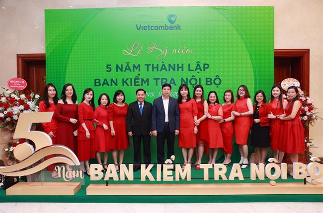 Ban Kiểm tra nội bộ Vietcombank vinh dự đón nhận  Huân chương Lao động hạng Nhì nhân dịp kỷ niệm 5 năm thành lập