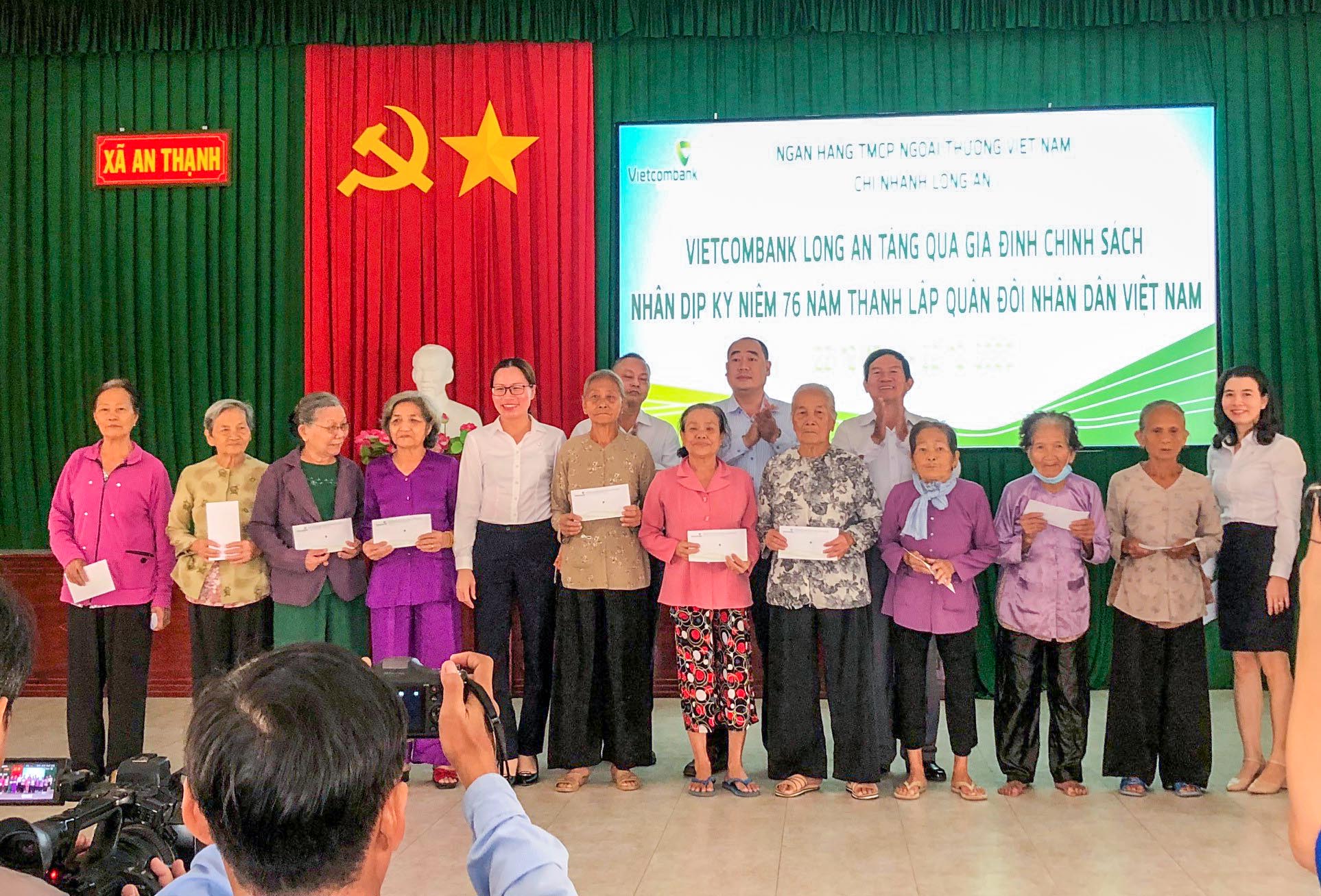 Vietcombank Long An trao tặng 140 phần quà cho gia đình chính sách trên địa bàn xã An Thanh