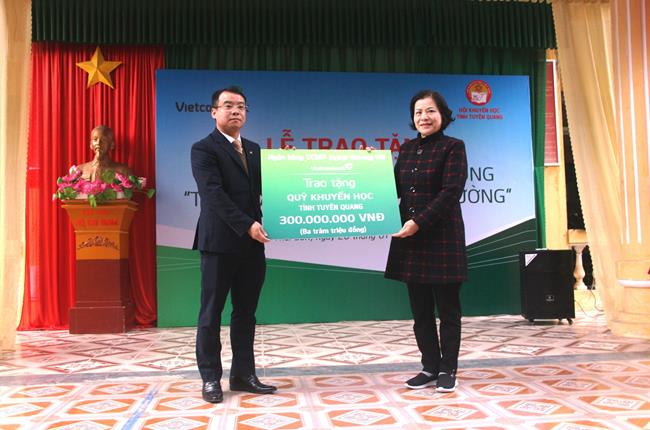 Vietcombank ủng hộ 300 triệu đồng phát triển phong trào khuyến học tại tỉnh Tuyên Quang