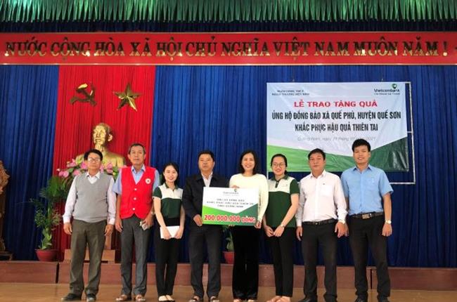 Vietcombank Sài Thành trao tặng 300 triệu đồng hỗ trợ đồng bào tỉnh Quảng Nam