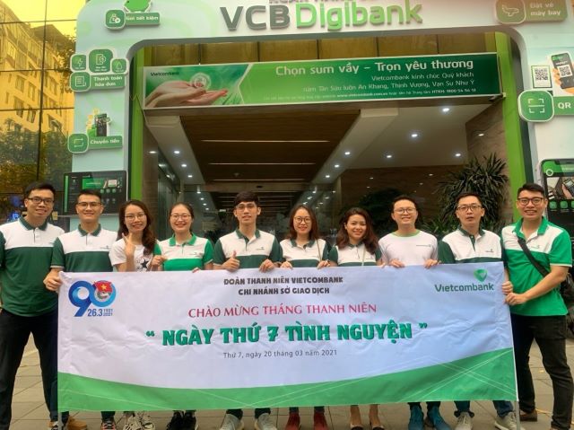 Đoàn Thanh niên Vietcombank Sở giao dịch thực hiện chương trình “Ngày thứ bảy tình nguyện – Làm sạch khu vực máy ATM”