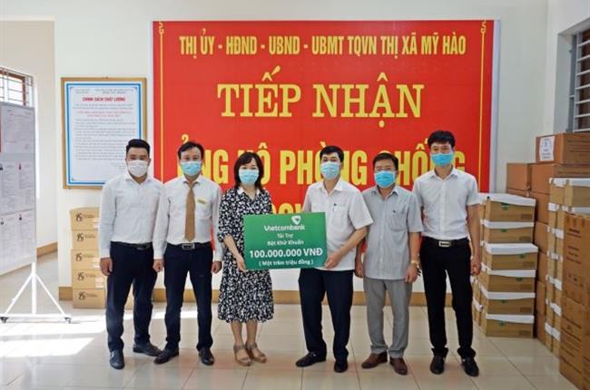 Vietcombank Hưng Yên trao tặng bột khử khuẩn CloraminB cho thị xã Mỹ Hào 