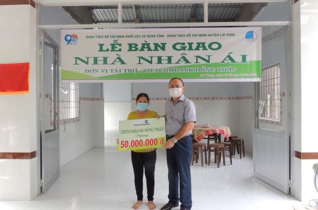 Vietcombank Đồng Tháp tài trợ xây dựng nhà nhân ái cho hộ cận nghèo 