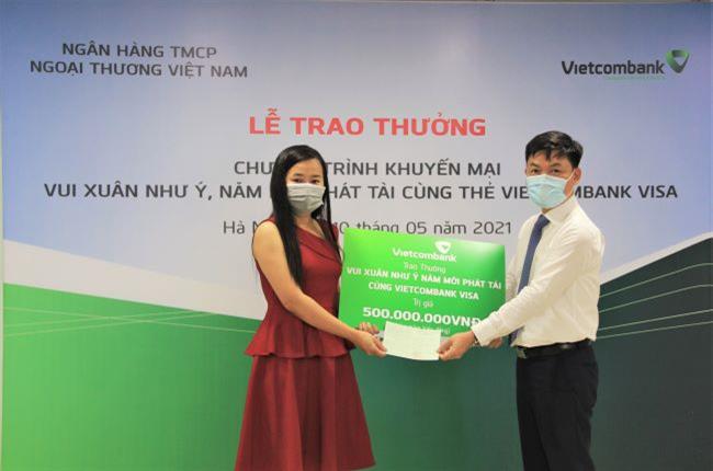 Vietcombank Thăng Long trao thưởng chương trình khuyến mại “Xuân vui như ý, Năm mới phát tài cùng thẻ Vietcombank Visa”