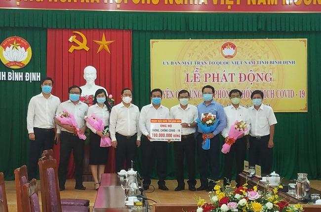 Vietcombank Bình Định ủng hộ 50 triệu đồng tặng quỹ phòng chống COVID-19