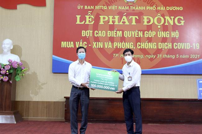 Vietcombank Hải Dương ủng hộ 100 triệu đồng cho công tác phòng, chống dịch COVID-19 của thành phố Hải Dương