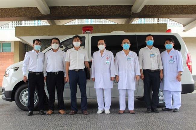Vietcombank Tân Bình trao tặng xe cứu thương cho Bệnh viện Thống Nhất - TP.HCM