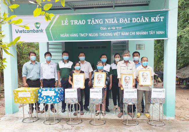Vietcombank Tây Ninh trao tặng 4 căn nhà đại đoàn kết tại huyện Châu Thành