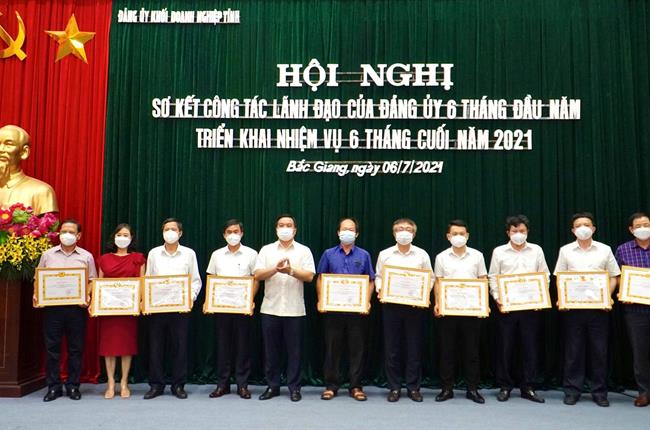 Vietcombank Bắc Giang nhận Giấy khen của Đảng ủy Khối doanh nghiệp tỉnh Bắc Giang trong công tác ủng hộ phòng chống dịch COVID-19