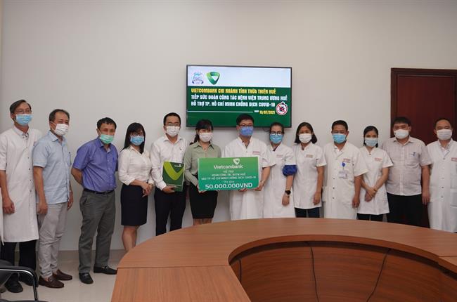Vietcombank Huế tặng quà đoàn cán bộ y tế tỉnh Thừa Thiên Huế chi viện Tp. Hồ Chí Minh và các tỉnh phía Nam phòng, chống dịch COVID-19
