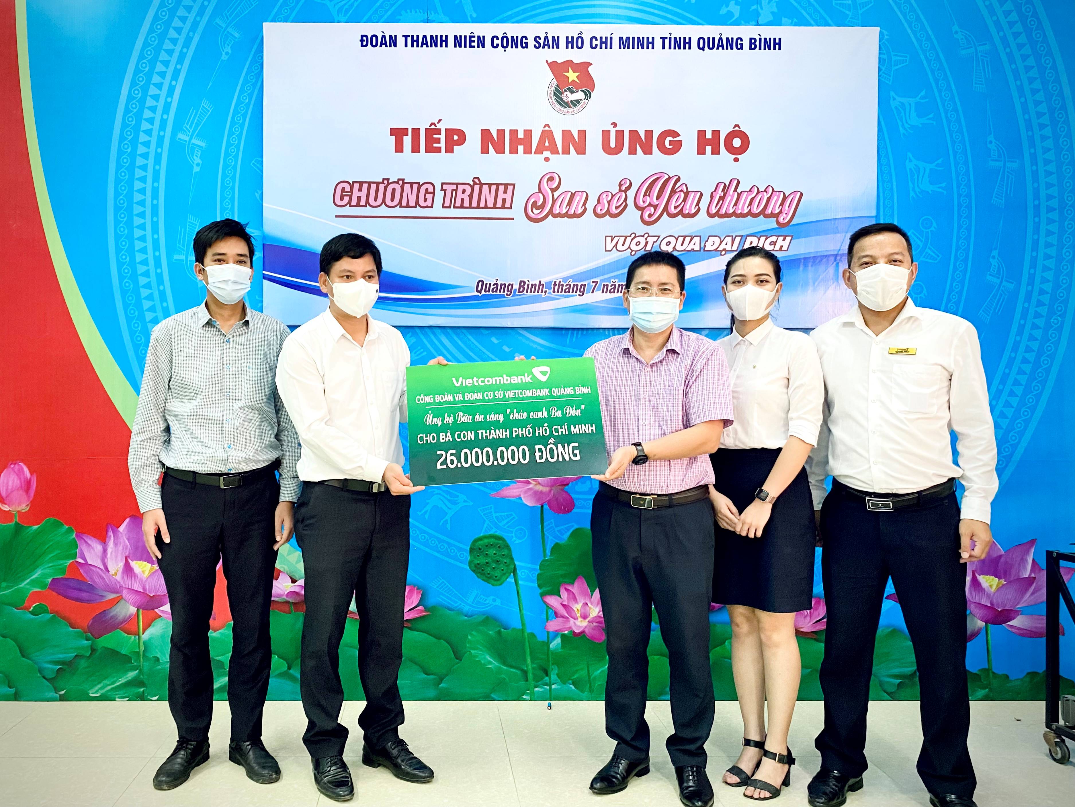 Công đoàn và Đoàn cơ sở Vietcombank Quảng Bình ủng hộ 26 triệu đồng cho chương trình "Bữa ăn sáng Cháo canh Ba Đồn cho bà con Thành phố Hồ Chí Minh"