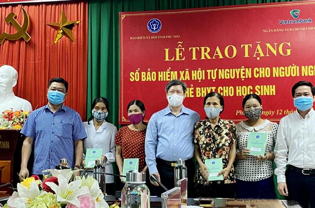 Vietcombank Phú Thọ trao tặng 20 sổ Bảo hiểm xã hội cho người dân có hoàn cảnh khó khăn trên địa bàn tỉnh