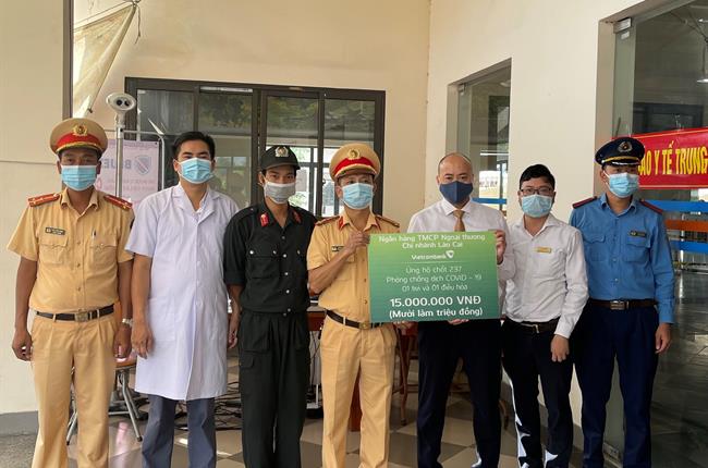 Vietcombank Lào Cai tặng quà ủng hộ chốt 237 cao tốc Nội Bài – Lào Cai phòng chống dịch COVID-19