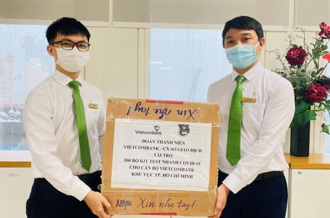 Đoàn thanh niên Vietcombank TP. Hồ Chí Minh tiếp nhận quà hỗ trợ từ Đoàn thanh niên Sở Giao dịch
