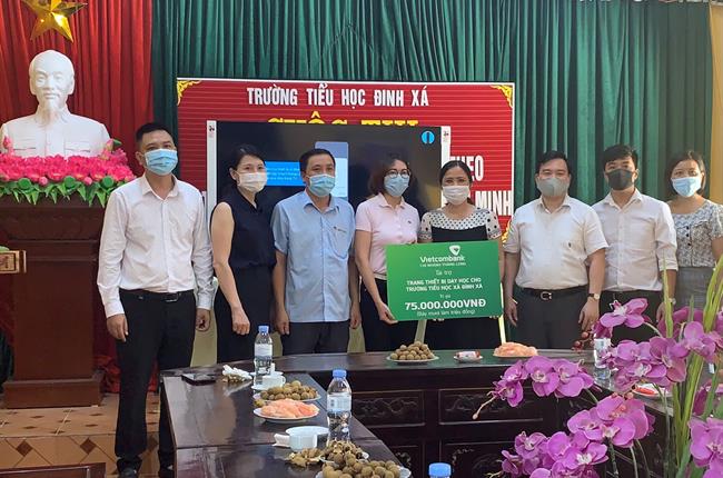 Vietcombank Thăng Long trao tặng trang thiết bị học tập, giảng dạy cho trường tiểu học xã Đinh Xá và trường mầm non xã Liêm Tuyền, thành phố Phủ Lý, tỉnh Hà Nam