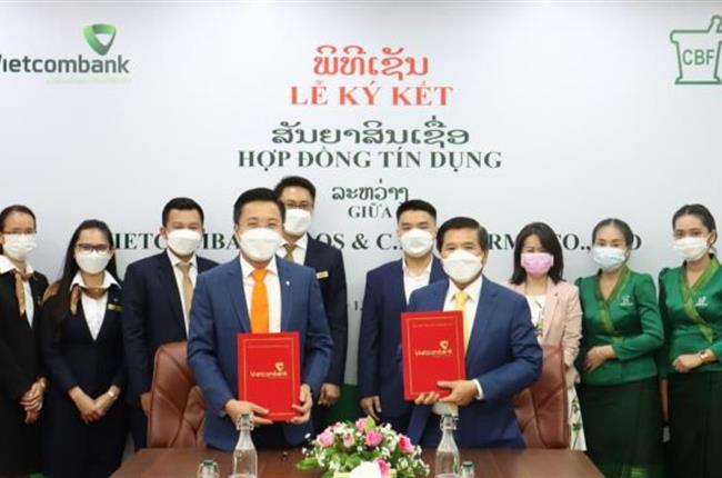 Vietcombank Lào và Công ty Dược phẩm CBF ký kết hợp đồng tín dụng tài trợ vốn lưu động