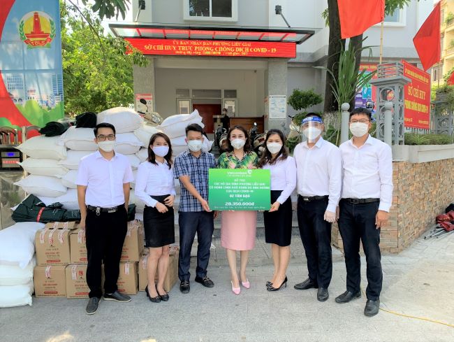 Vietcombank Ba Đình ủng hộ 34,5 triệu đồng chung tay cùng UBND phường Liễu Giai phòng dịch COVID-19