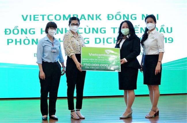 Vietcombank Đồng Nai trao tặng 1 tỷ đồng hỗ trợ tuyến đầu phòng, chống dịch COVID-19