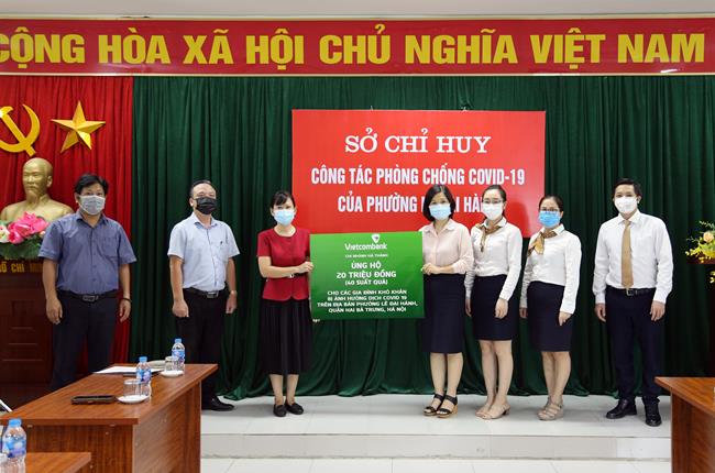 Vietcombank Hà Thành trao 40 suất quà hỗ trợ các gia đình khó khăn trên địa bàn phường Lê Đại Hành