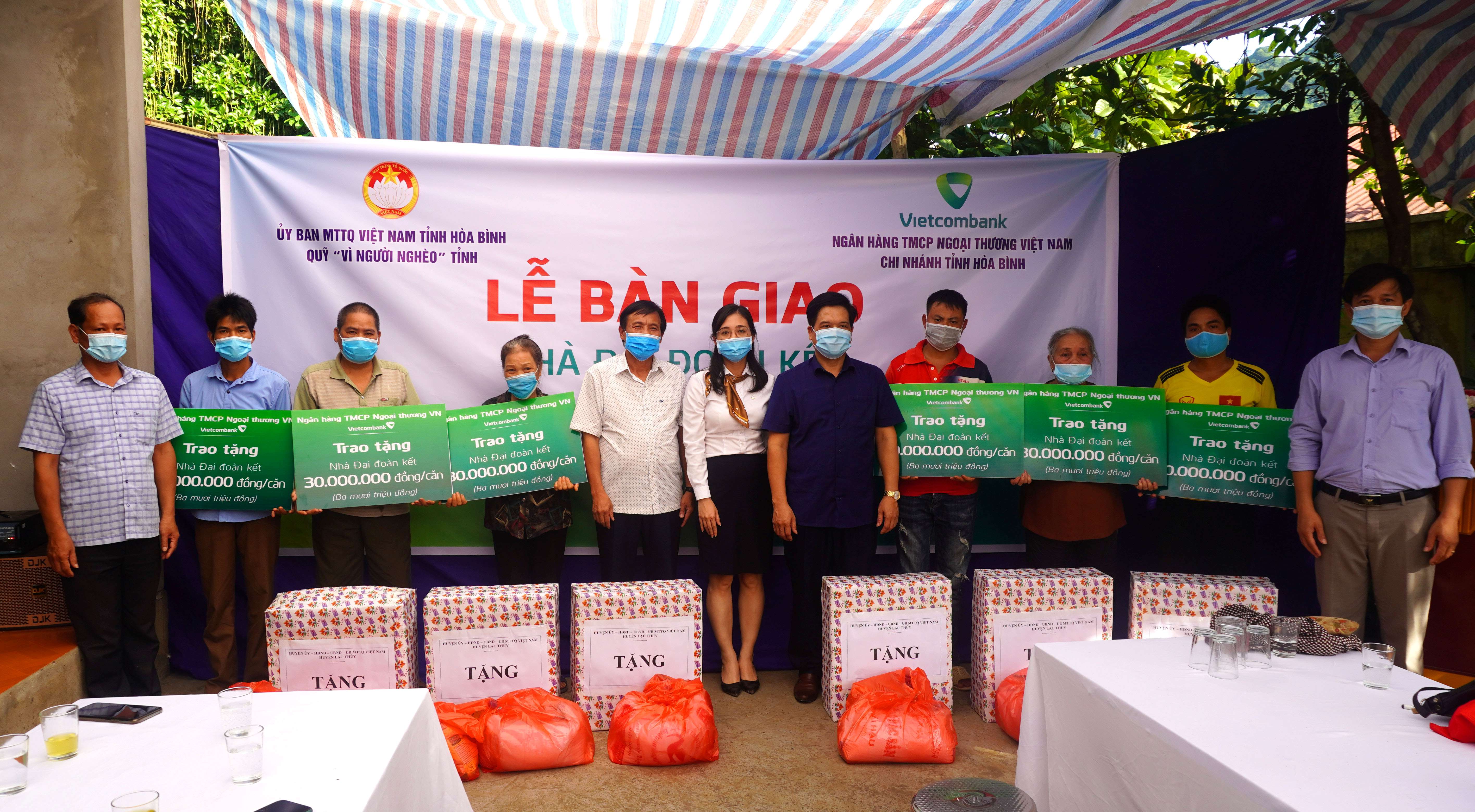 Vietcombank Hòa Bình tặng nhà đại đoàn kết cho 6 hộ nghèo và trao 1.200 thẻ bảo hiểm y tế cho các hộ cận nghèo