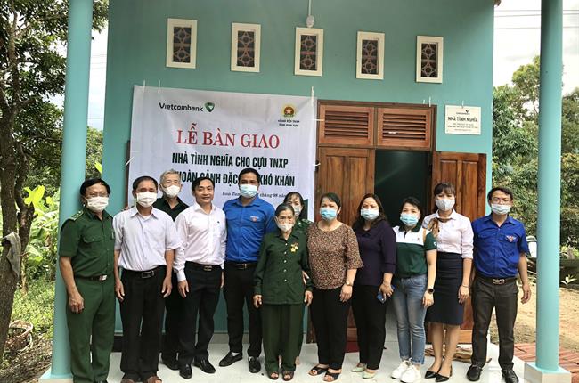 Vietcombank Kon Tum bàn giao nhà tình nghĩa cho cựu thanh niên xung phong thuộc hộ nghèo trên địa bàn tỉnh