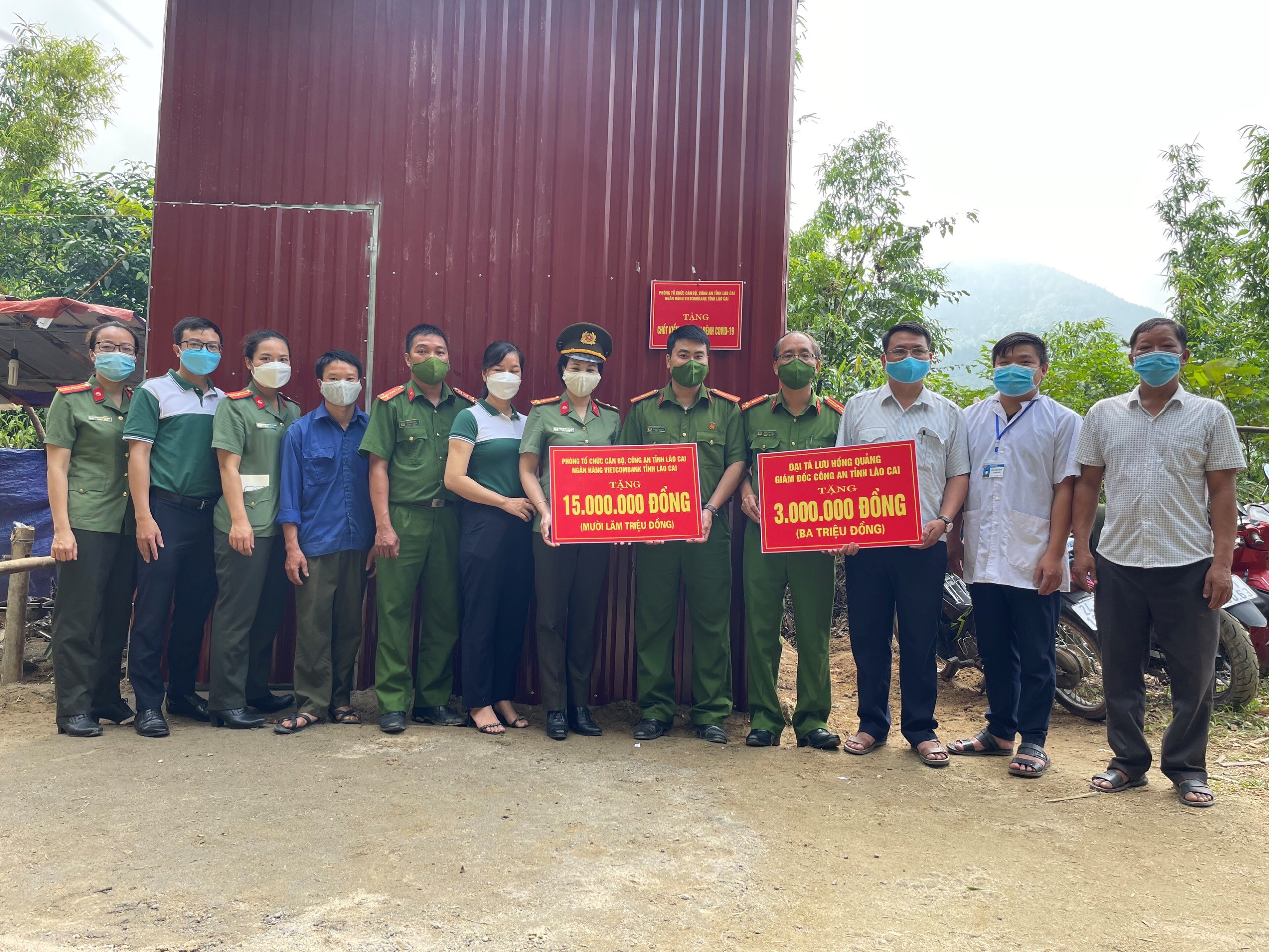 Vietcombank Lào Cai hỗ trợ dựng 2 lán chốt kiểm soát dịch COVID-19 khó khăn tại huyện Bảo Yên, tỉnh Lào Cai 
