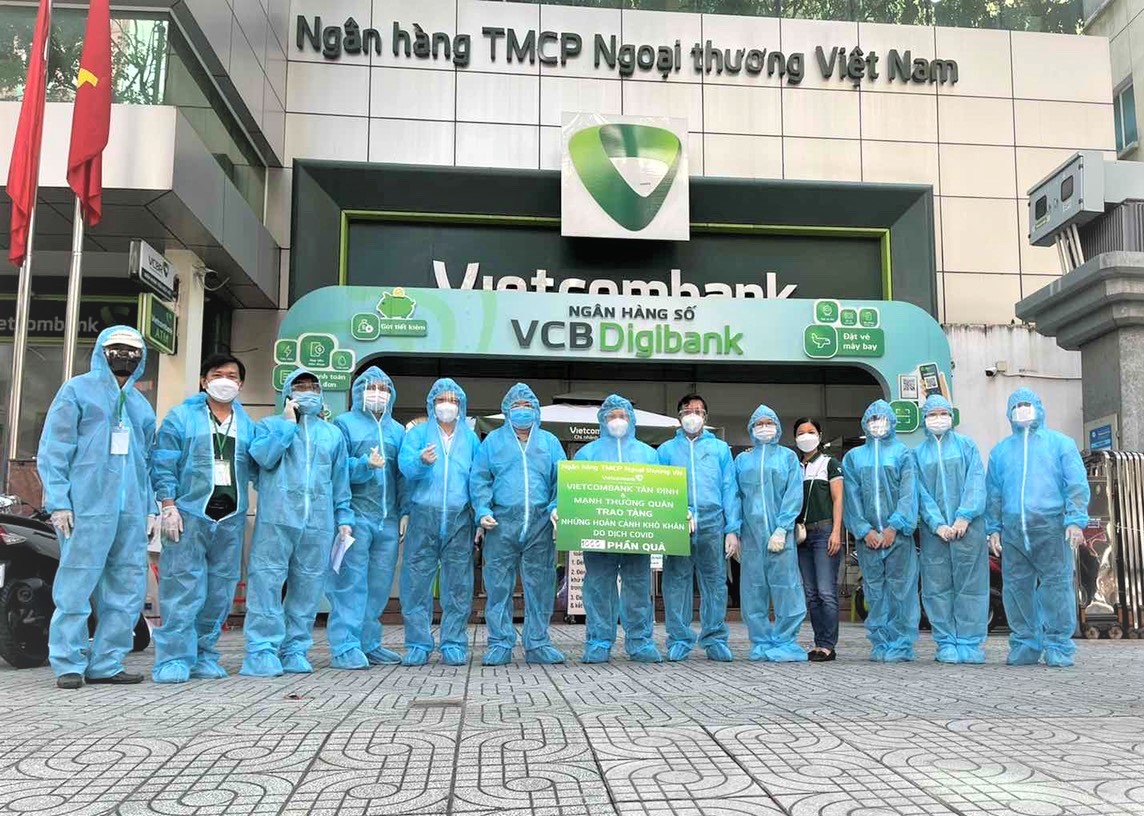 Vietcombank Tân Định trao tặng 1.000 phần thực phẩm hỗ trợ người có hoàn cảnh khó khăn do dịch COVID-19 trên địa bàn TP. Hồ Chí Minh