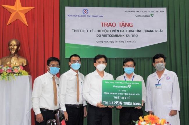 Vietcombank Quảng Ngãi đóng góp gần 900 triệu đồng chi phí thiết bị y tế cho bệnh viện đa khoa tỉnh Quảng Ngãi