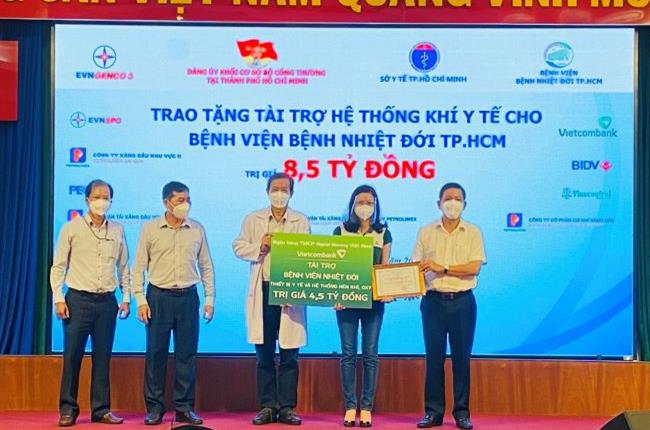 Vietcombank TP. Hồ Chí Minh đóng góp 4,5 tỷ đồng cho trang thiết bị y tế và hệ thống nén khí, oxy của Bệnh viện Nhiệt đới TP. HCM