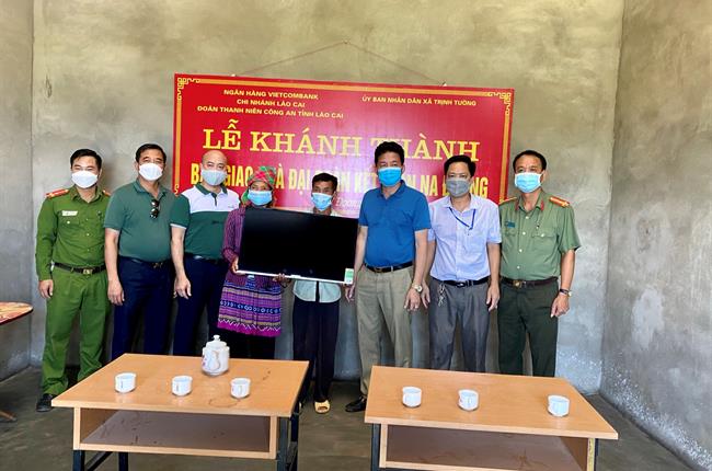 Vietcombank Lào Cai bàn giao 2 nhà đại đoàn kết cho hộ nghèo tại tỉnh Lào Cai