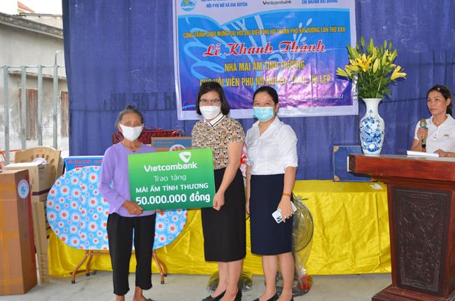 Vietcombank Hải Dương trao tặng mái ấm tình thương cho người nghèo tại thành phố Hải Dương
