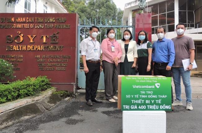 Vietcombank trao tặng thiết bị y tế trị giá 400 triệu đồng cho tỉnh Đồng Tháp