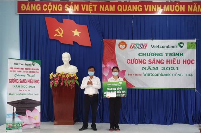 Vietcombank Đồng Tháp trao học bổng gương sáng hiếu học