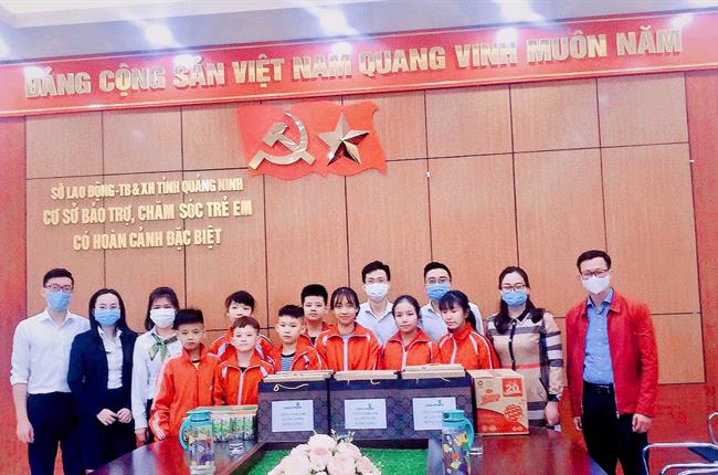 Đoàn thanh niên Vietcombank Quảng Ninh tặng quà cho trẻ em mồ côi, khuyết tật tỉnh Quảng Ninh 