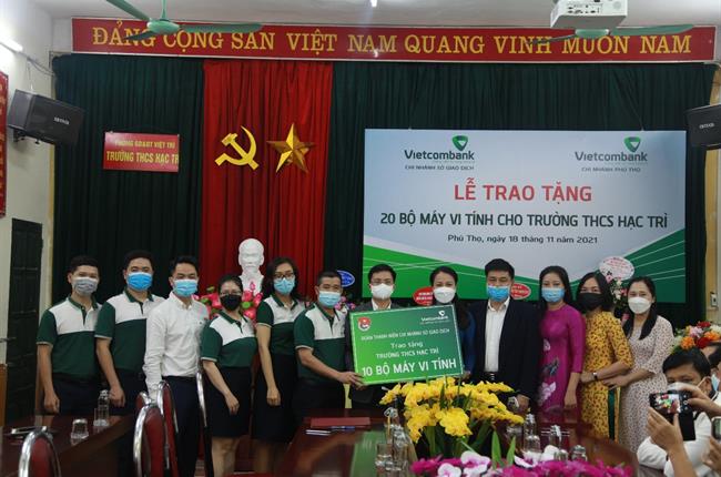 Đoàn thanh niên Vietcombank Sở Giao dịch và Vietcombank Phú Thọ tặng 20 bộ máy tính cho trường THCS Hạc Trì, thành phố Việt Trì, tỉnh Phú Thọ  