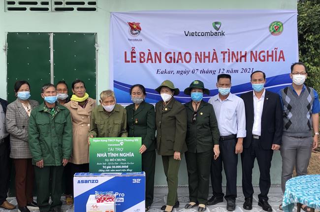 Vietcombank Đắk Lắk trao tặng nhà tình nghĩa cho cựu thanh niên xung phong