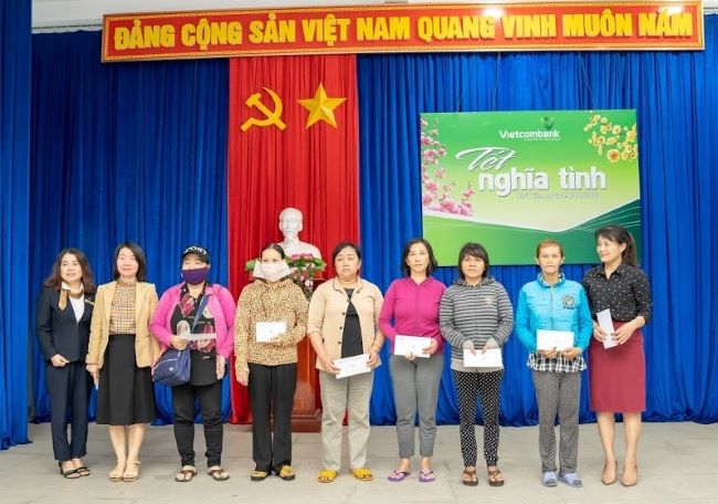 Vietcombank Phú Yên mang Tết nghĩa tình đến với các hộ nghèo