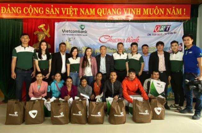 Vietcombank Quảng Nam đồng hành tặng quà cho đồng bào có hoàn cảnh khó khăn