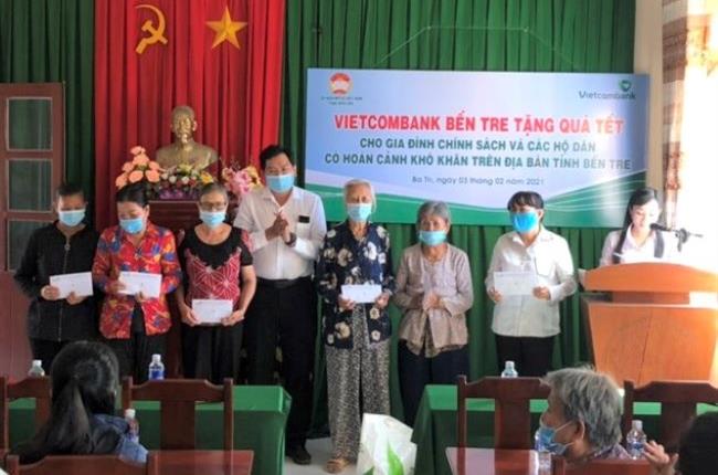 Vietcombank Bến Tre tặng quà tết cho các gia đình chính sách và hộ dân có hoàn cảnh khó khăn