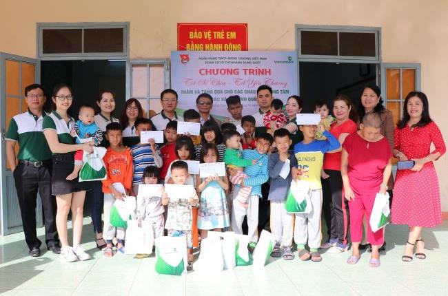 Đoàn cơ sở Vietcombank Dunng Quất thăm và tặng quà tại Trung tâm Công tác xã hội tỉnh Quảng Ngãi
