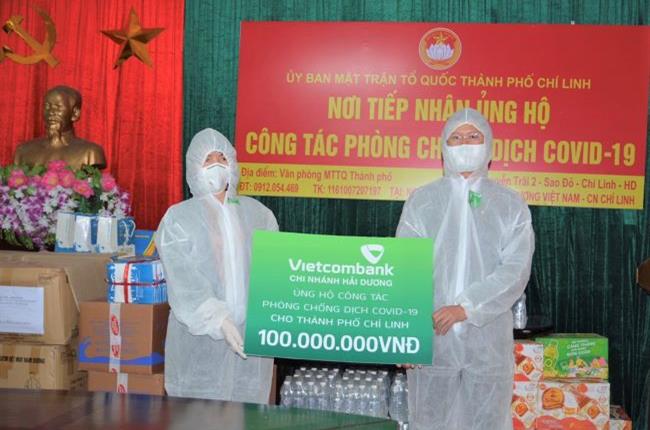 Vietcombank Hải Dương ủng hộ 100 triệu đồng cho công tác phòng chống dịch COVID-19 tại thành phố Chí Linh