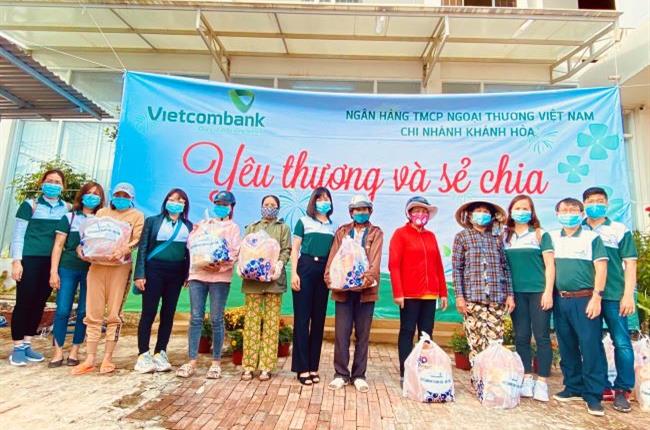 Vietcombank Khánh Hòa thực hiện chương trình từ thiện “Yêu thương và chia sẻ”