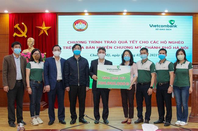 Vietcombank Sở giao dịch tặng quà Tết cho các hộ nghèo tại huyện Chương Mỹ, Hà Nội nhân dịp Xuân Tân Sửu 2021