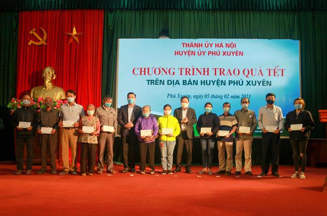 Vietcombank Sở Giao dịch và Vietcombank Tây Hà Nội trao quà tết cho các hộ nghèo tại huyện Phú Xuyên, Hà Nội 