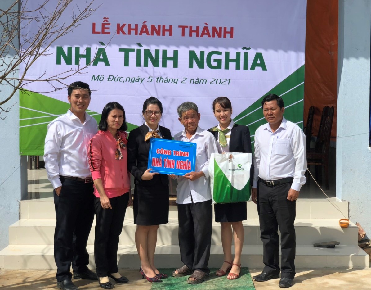Vietcombank Dung Quất bàn giao nhà tình nghĩa cho gia đình chính sách tại huyện Mộ Đức, tỉnh Quảng Ngãi
