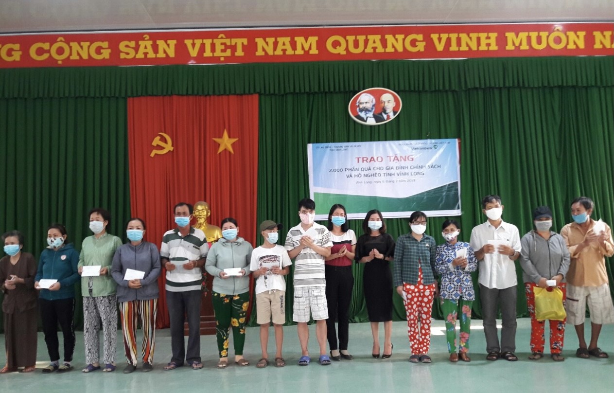 Vietcombank Vĩnh Long tặng 2.000 phần quà cho gia đình chính sách và hộ nghèo tại tỉnh Vĩnh Long 