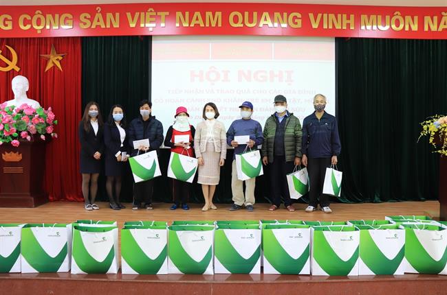 Vietcombank Nam Hải Phòng tặng quà tết Tân Sửu 2021 cho bà con có hoàn cảnh khó khăn