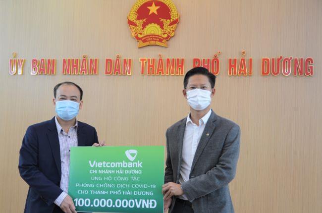 Vietcombank Hải Dương ủng hộ 100 triệu đồng hỗ trợ công tác phòng chống dịch COVID-19 tại thành phố Hải Dương