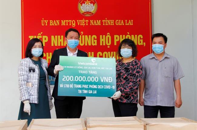 Vietcombank Gia Lai, Kỳ Đồng, Bắc Gia Lai, Kon Tum hỗ trợ 200 triệu đồng và 1.700 bộ trang phục phòng chống dịch COVID-19 trên địa bàn tỉnh Gia Lai
