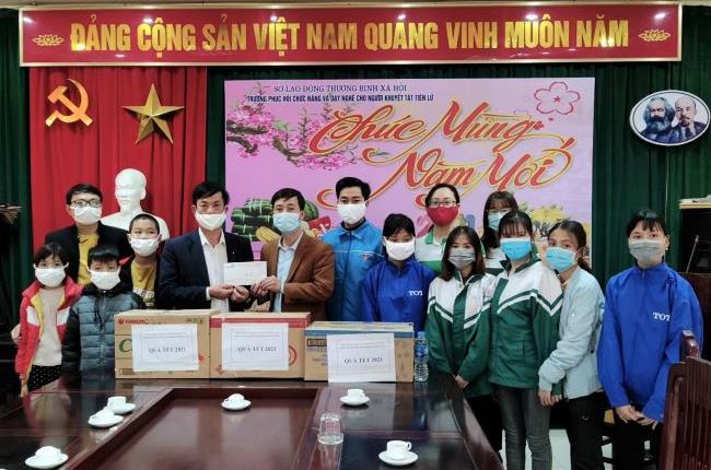 Vietcombank Hưng Yên tặng quà cho người nghèo nhân dịp Tết Tân Sửu 2021